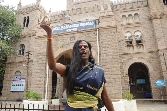 "எங்ககிட்ட தப்பா நடக்கிறவங்களை யாரும் தட்டிக் கேட்பதில்லை"- போராட்ட வாழ்விலிருந்து மீண்ட திருநங்கைகள்! #LifeStartsAt40 #நலம்நல்லது