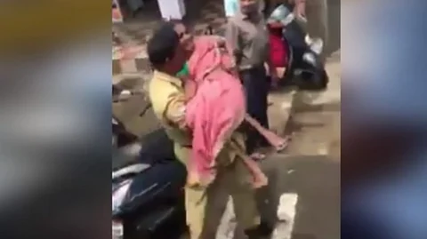 பெண் பயணிக்கு உதவிய போலீஸ்