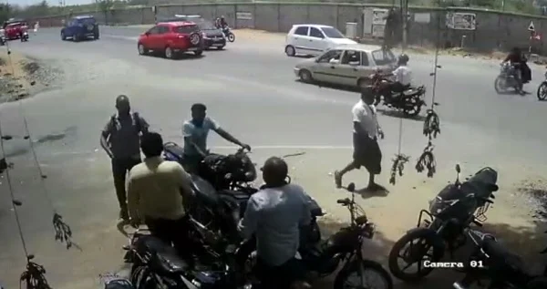 சிசிடிவி-யில் சிக்கிய நான்கு உருவங்கள்