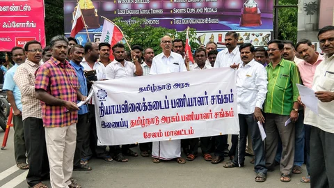 நியாயவிலைக்கடை பணியாளர் போராட்டம்