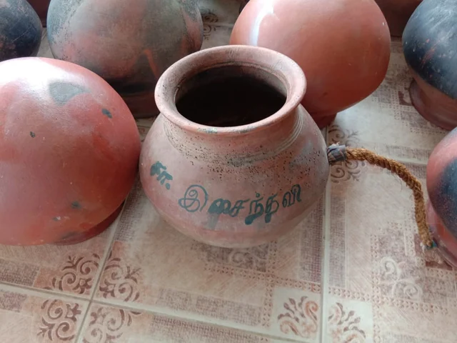 மாணவர்கள் கொண்டு வந்த பானைகள்