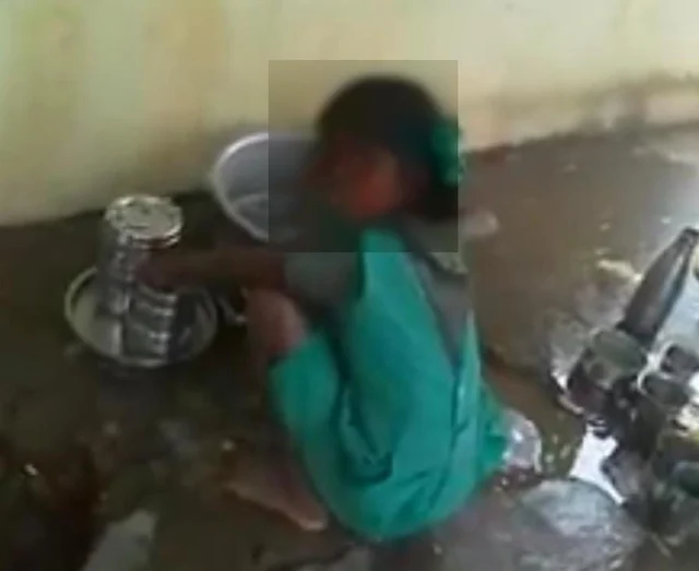 ஆசிரியர்கள் சாப்பிட்ட எச்சில் பாத்திரத்தைக் கழுவும் மாணவி! - கும்பகாேணத்தில் அவலம்