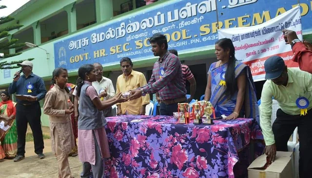 பரிசுகளை வழங்கும் வருவாய் அலுவலர்