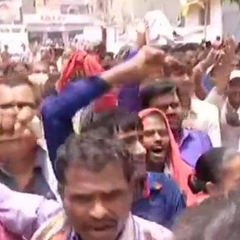 `கோ பேக் நிதிஷ்குமார்!’ - 3 வாரங்கள் கழித்து மருத்துவமனைக்கு வந்த பீகார் முதல்வருக்கு எதிர்ப்பு