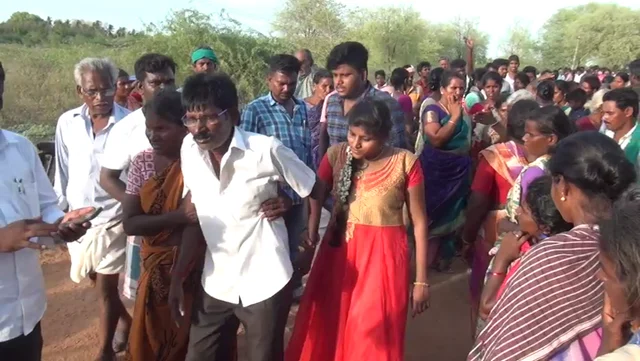 விபத்துகுள்ளானவரை மருத்துவமனைக்கு அழைத்து செல்கிறார்கள்