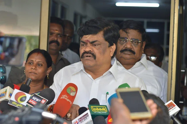 `செய்தியாளர்கள் யாரையும் காணோம்!' - ஆளுங்கட்சி சேனல் கேமராவை உடைத்த அமைச்சர்?