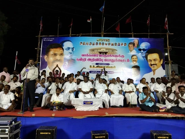 தொண்டர்களிடம் பேசும் திருமா.