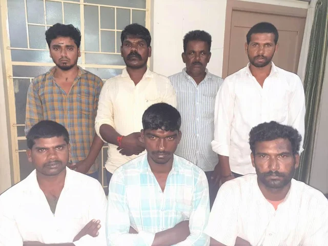 முரணான பதில்; காரில் இருந்த ஆயுதங்கள்! - ஆந்திர எல்லையில் சிக்கிய செம்மரம் வெட்டும் கும்பல்