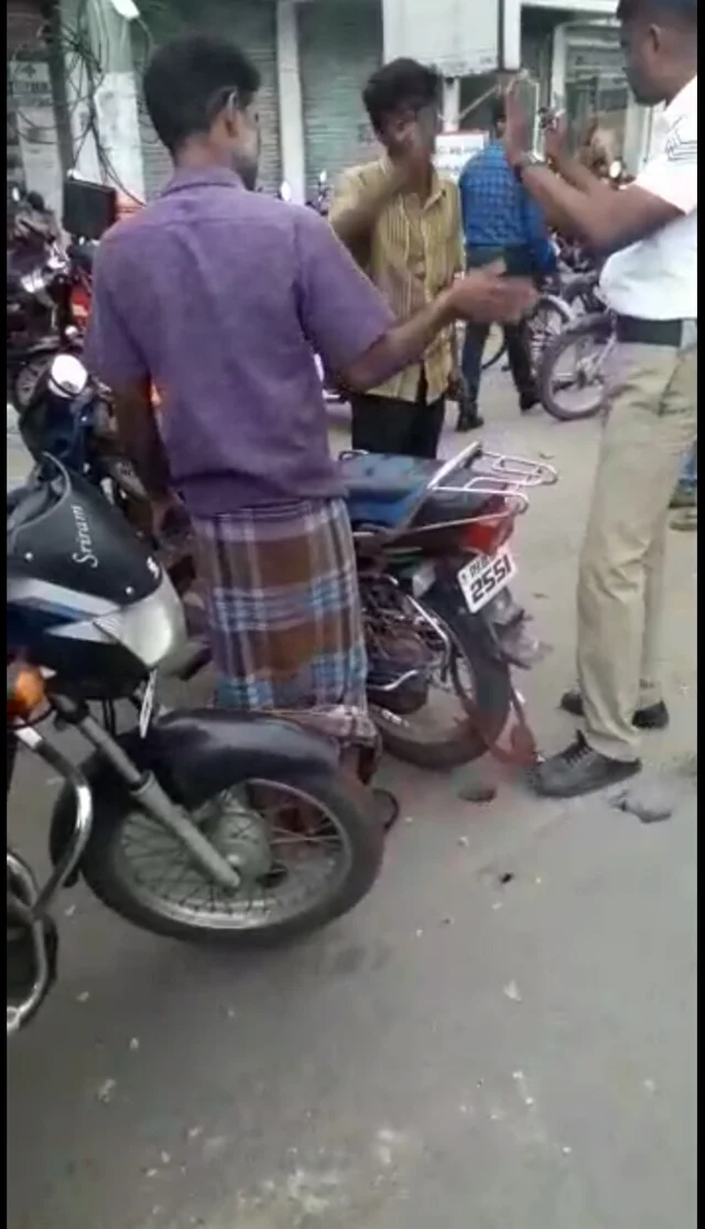 மதுபோதையில் சாலையில் உருண்ட குடிகன்கள்