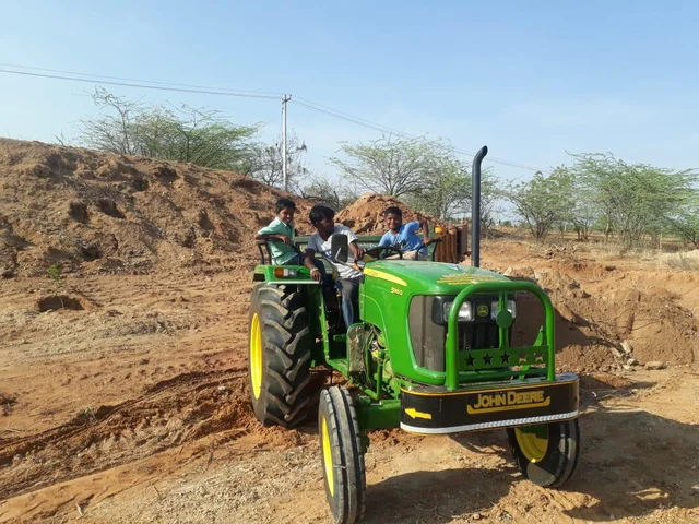 `இப்படிப் பண்ணுனா குடிநீர்ப் பஞ்சம் இந்த யுகத்துக்கு வராது!' கிராமத்தை நெகிழவைத்த அரசுப் பள்ளி ஆசிரியர்