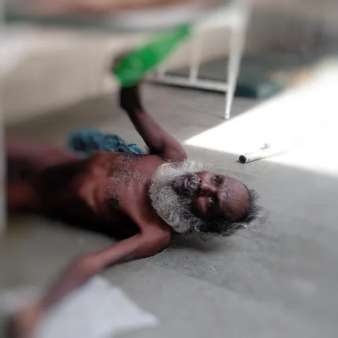 குடிநீர் கேட்டு தவித்த முதியவர் - சேலம் அரசு மருத்துவமனையின் அவல நிலை!
