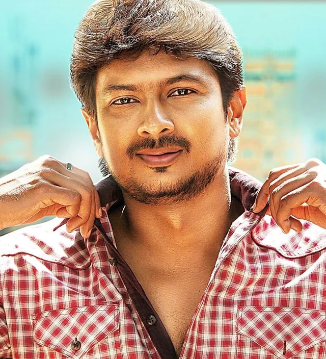 காலரைத் தூக்கிவிடும் உதயநிதி