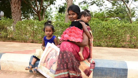 செந்தமிழ்ச்செல்வி தன் மகளுடன்