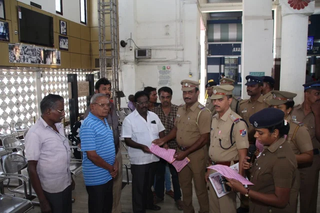 ரயில்வே போலீஸார் விழிப்புணர்வு நோட்டீஸ்