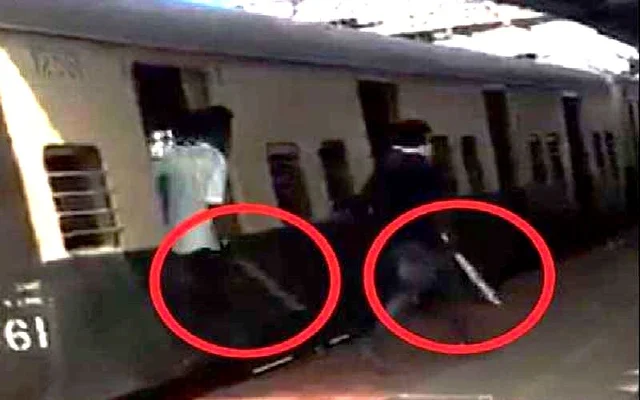 ரயிலில் கத்தியுடன் பயணிக்கும் மாணவர்கள்