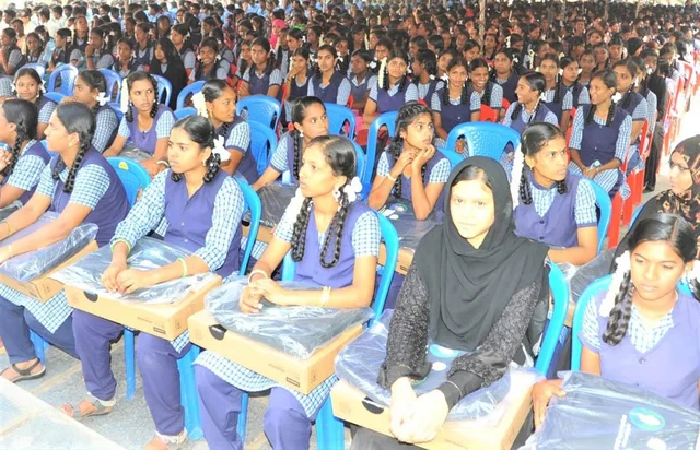 ‘முதல்வர் மாவட்டத்துக்கு போவதே பதவி உயர்வுதான்!’ - கலெக்டரைக் கலாய்த்த அமைச்சர் வீரமணி