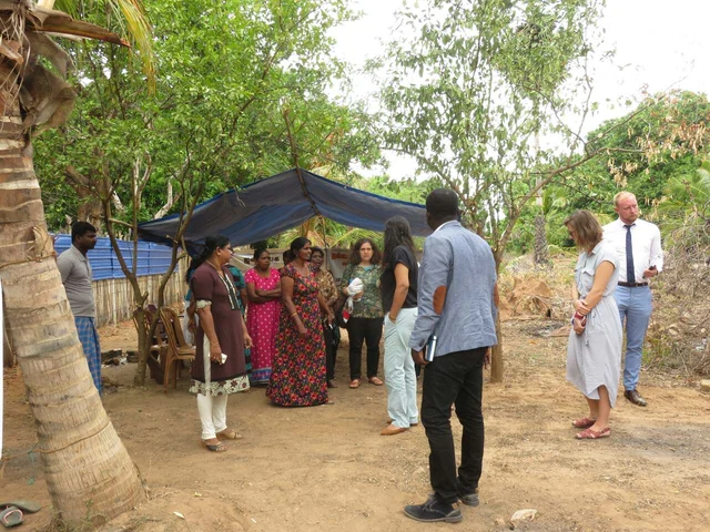 கேப்பாப்பிலவு கிராமத்தில் போராடும் தமிழர்களைச் சந்தித்த கிளமெண்ட் வூல்
