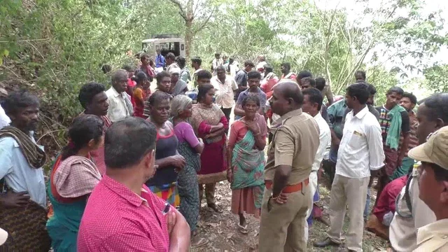சடலத்தை மீட்க வந்த அதிகாரிகள்