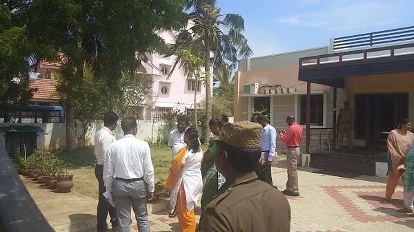 கொலை நடந்த வீட்டில் அதிகாரிகள் விசாரணை