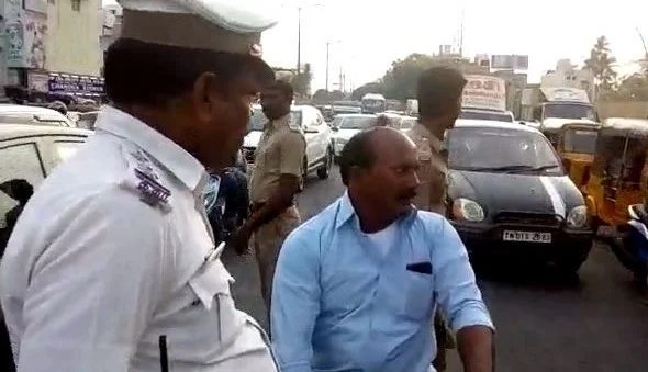 போலீஸ் இன்ஸ்பெக்டருடன் மல்லுக்கட்டும் ஸ்கூட்டியில் வந்தவர்.