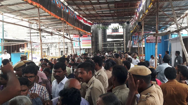 தரிசனம் முடிந்து வெளியேறும் பக்தர்கள்
