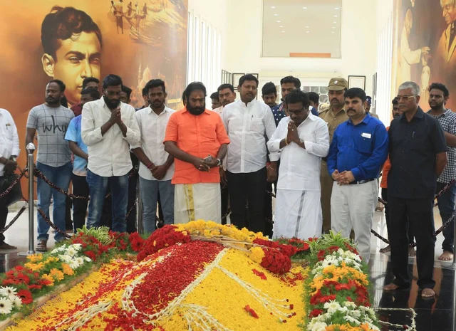 கலாம் நினைவிடத்தில் அஞ்சலி செலுத்திய கருணாஸ்