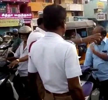 போலீஸ் இன்ஸ்பெக்டருடன் மல்லுக்கட்டும் ஸ்கூட்டியில் வந்தவர்