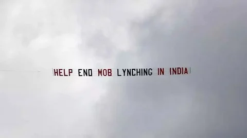 லீட்ஸ் மைதானத்தில் விமானத்தில் பறந்த பேனர்
