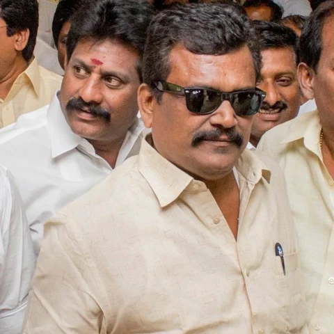 ஸ்டாலினைச் சந்திக்கும் தங்க தமிழ்ச்செல்வன்?! - பலனளிக்காத எடப்பாடியின் வாக்குறுதிகள்