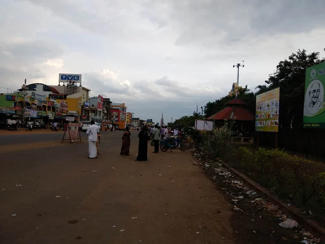 பேருந்துக்காக காத்திருக்கும் மக்கள்