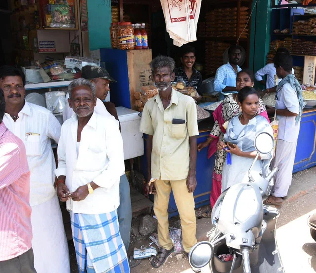 `அதிகாரிகளைக் கடைக்குள் வைத்துப் பூட்டிய ஊழியர்கள்' - தஞ்சாவூரில் ஆய்வுக்கு வந்தவர்களுக்கு நேர்ந்த சோகம்!