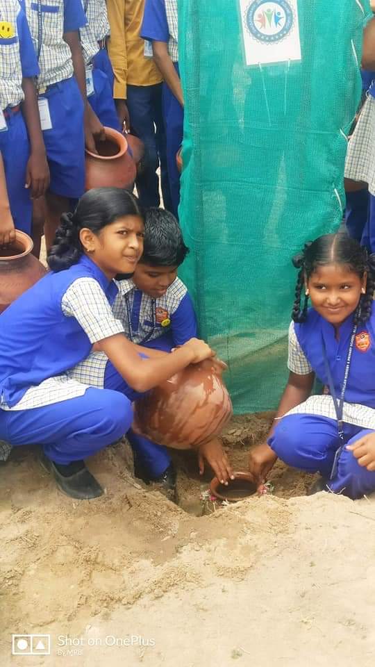 பானையுடன் பள்ளி மாணவர்கள்