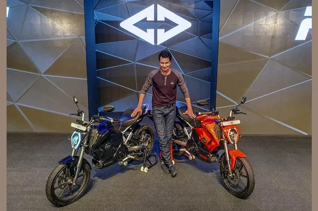 ரிவோல்ட் மோட்டார்ஸின் RV 400... இதுக்கும் மைக்ரோமேக்ஸுக்கும் சம்பந்தம் உண்டு!