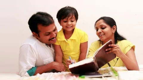 வீட்டுப்பாடம் செய்ய உதவும் பெற்றோர்