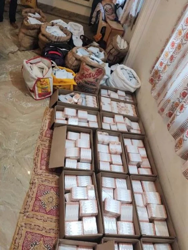`மீண்டும் ரெய்டு; வீட்டுக்குப் பின்புறம் வீசப்பட்ட பணப்பை'! - வேலூர் தி.மு.க பிரமுகரிடம் ரூ.27 லட்சம் பறிமுதல்