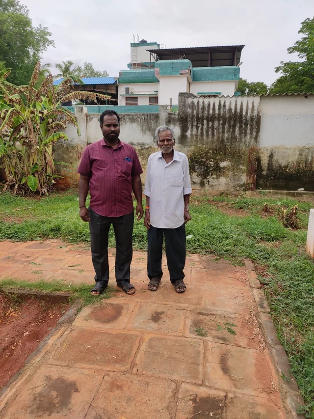 தனது உதவியாளருடன் ஜெகதீஸ்வரன்