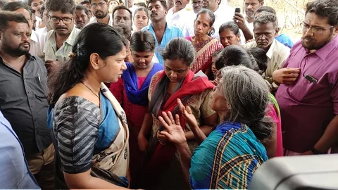 கொலை செய்யப்பட்ட மாரியம்மாள் வீட்டில் கனிமொழி