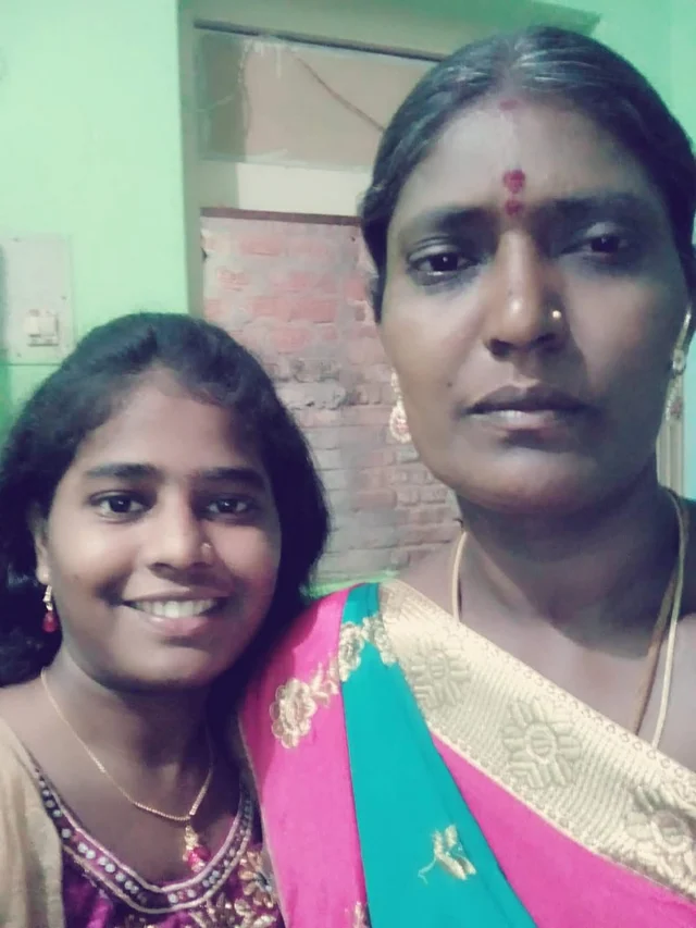 தன் அம்மாவுடன்