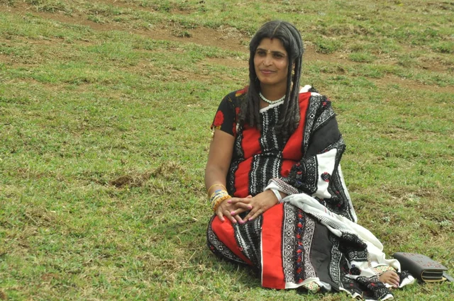 பாரம்பரிய உடையில் தோடர் பழங்குடி பெண்