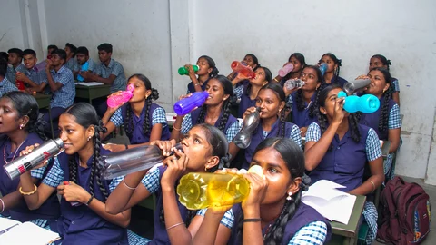 தண்ணீர் அருந்தும் மாணவிகள்