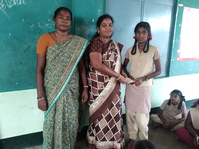 `தமிழ்த்தாய் வாழ்த்தை சரியாகப் பாடினால் பரிசு!' - அசத்தும் அரசுப் பள்ளி ஆசிரியை