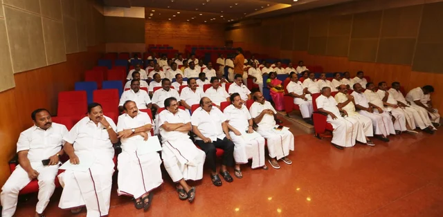 மாவட்டச் செயலாளர்கள்.