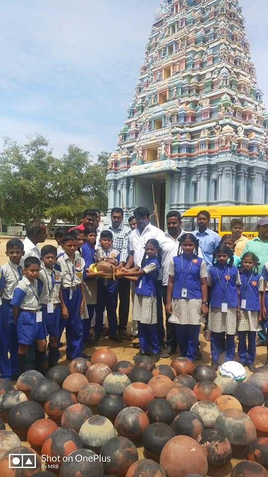 கொத்தமங்கலத்தில் மண் பானைகள் கொடுத்த போது..