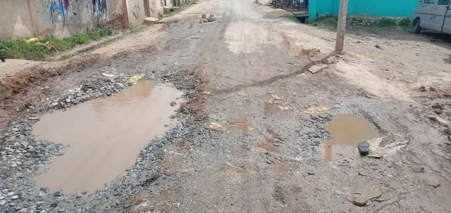 சேதமடைந்த சாலை