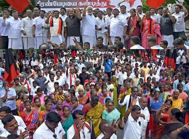 ``24 நேரத்தில் மன்னிப்பு கேட்க வேண்டும்” - கிரண் பேடிக்குக் கெடு விதித்த தி.மு.க