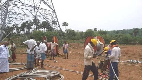 விவசாய நிலத்தில் அமைக்கப்பட்டுள்ள உயர்மின் கோபுரம்