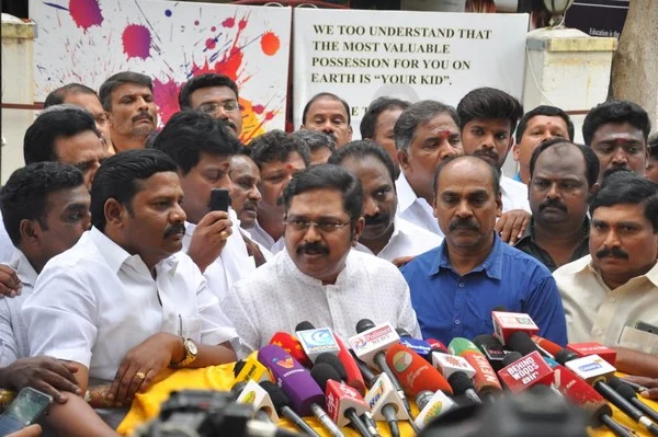 ` ஜெயலலிதா பொய் சொன்னார் என எப்படிச் சொல்லலாம்?!' - தினகரன், தங்க தமிழ்ச்செல்வன் மோதலின் பின்னணி