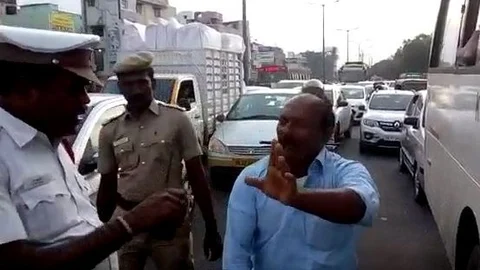 போலீஸ் இன்ஸ்பெக்டருடன் மல்லுக்கட்டும் ஸ்கூட்டியில் வந்தவர்.