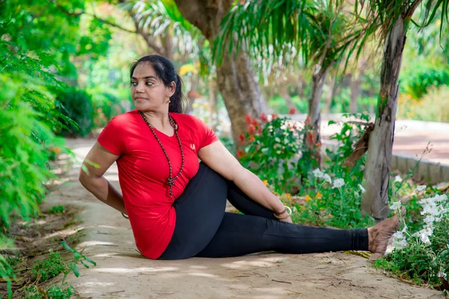 பணிக்குச் செல்லும் பெண்களுக்குப் பலன் தரும் 10 ஆசனங்கள் ... சர்வதேச யோகாதினப் பகிர்வு! #WorldYogaDay