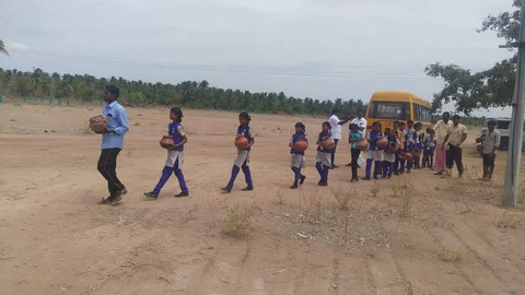 பானையுடன் பள்ளி மாணவர்கள்